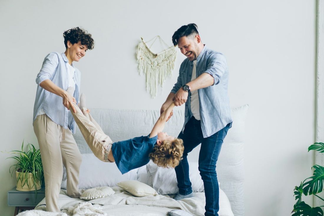 Familie entspannt zu Hause
