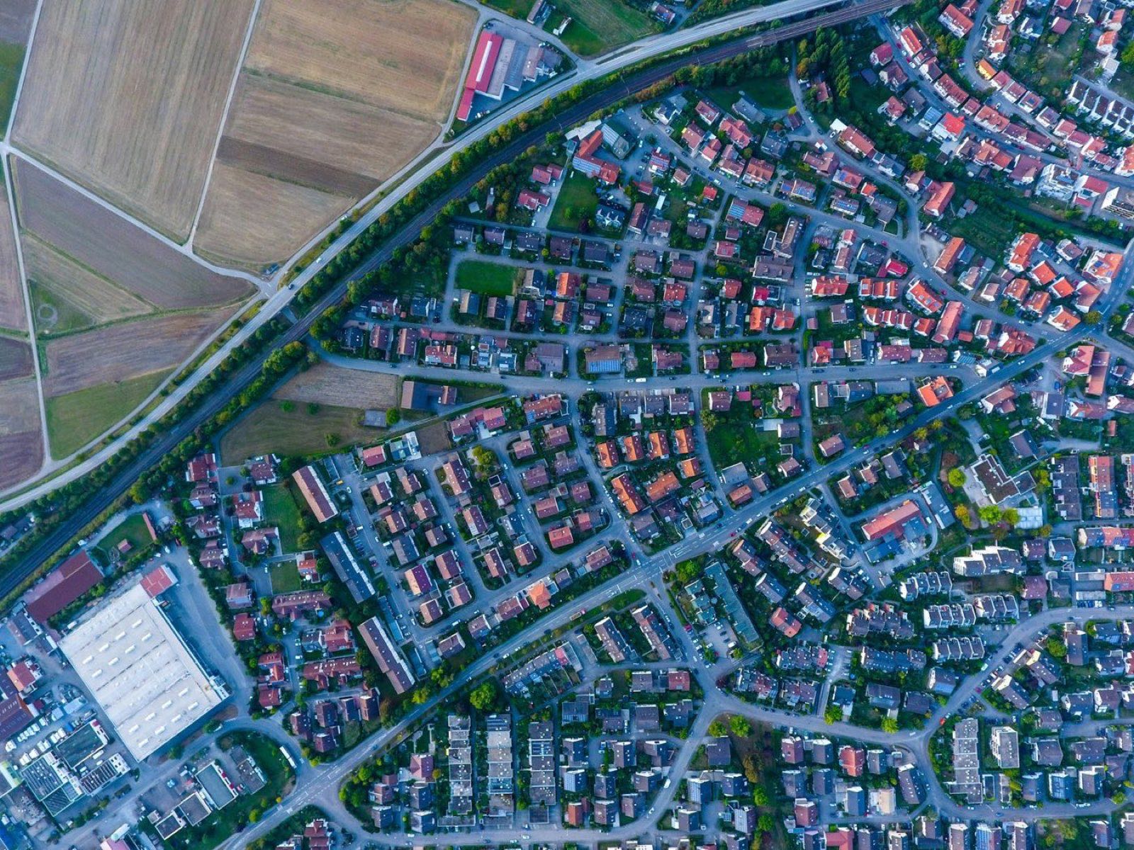 Luftbild einer süddeutschen Stadt mit Wohnhäusern